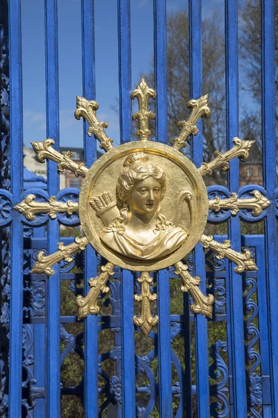 Guld byst på Djurgården Island Park Gate, Stockholm — Stockfoto