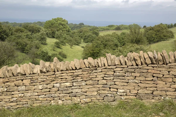 Landschaft mit Steinmauer, breite Straße; Cotswolds; Worcestershire — Stockfoto