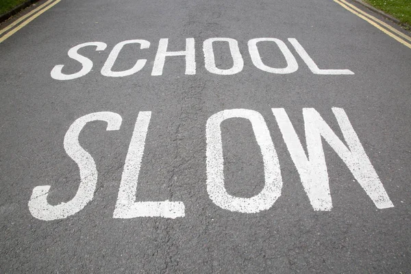 Escola Sinal de aviso de trânsito lento — Fotografia de Stock