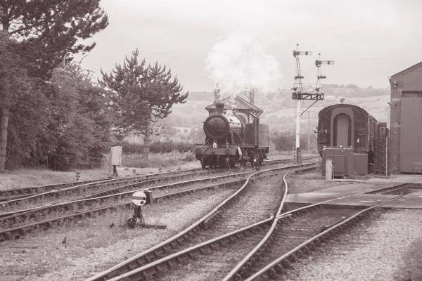鉄道の線路に蒸気機関車 — ストック写真