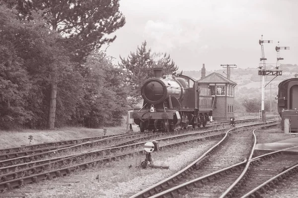 Ατμοκίνητο τρένο στη σιδηροδρομική γραμμή — Φωτογραφία Αρχείου