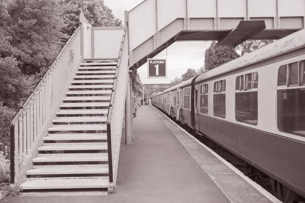 Железнодорожный вагон на платформе вокзала — стоковое фото