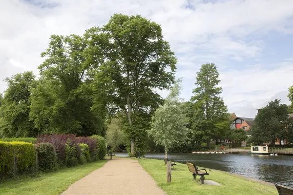 Patika yanında nehir, Stratford Upon Avon, İngiltere — Stok fotoğraf