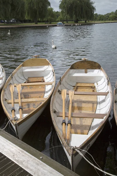 Rowing Boat on River, Стратфорд-на-Эйвоне, Англия — стоковое фото