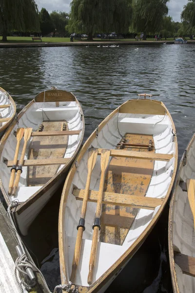 Nehir, Stratford Upon Avon, İngiltere'de teknede kürek — Stok fotoğraf