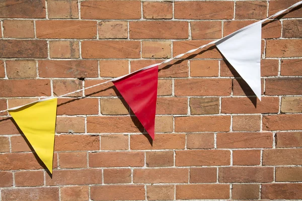 Piros, sárga és fehér zászlók — Stock Fotó