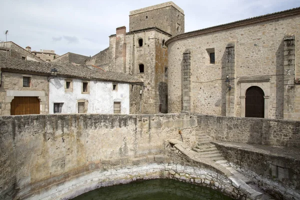 Alberca staw i Kościół, Trujillo; Extremadura. Hiszpania — Zdjęcie stockowe