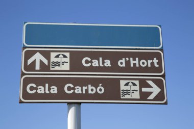 Hort ve Carbo koyları yön işareti; Ibiza