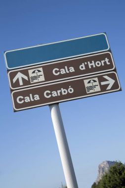 Hort ve Carbo koyları yön işareti; Ibiza