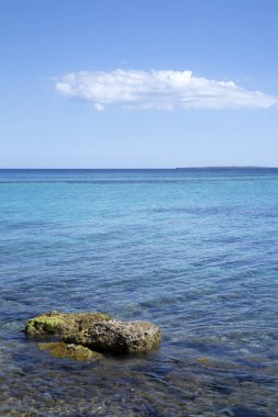 Formentera Adası'ndan Ibiza görünümünü
