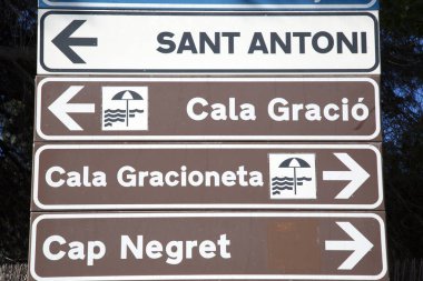 Gracio Cove Beach ve San Antonio işareti; Ibiza
