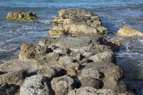 Steinsteg an Bucht und Strand; ibiza — Stockfoto