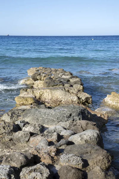 Stone Jetty op Hort Cove en strand; Ibiza — Stockfoto
