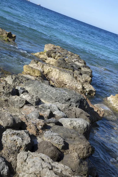 Камінь Jetty на хорт Cove і пляж; Ібіца — стокове фото