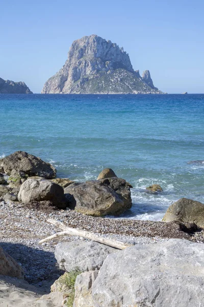 Strand einer kleinen Bucht und Insel Vedra; ibiza — Stockfoto