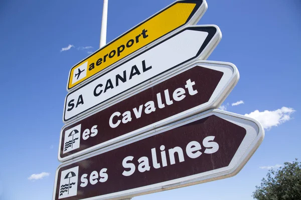 Cavallet 和萨利内斯海滩方向标志，伊维萨岛 — 图库照片