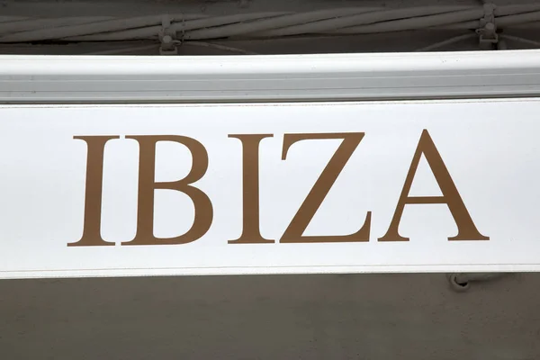 Ibiza jele a kőfal homlokzat — Stock Fotó