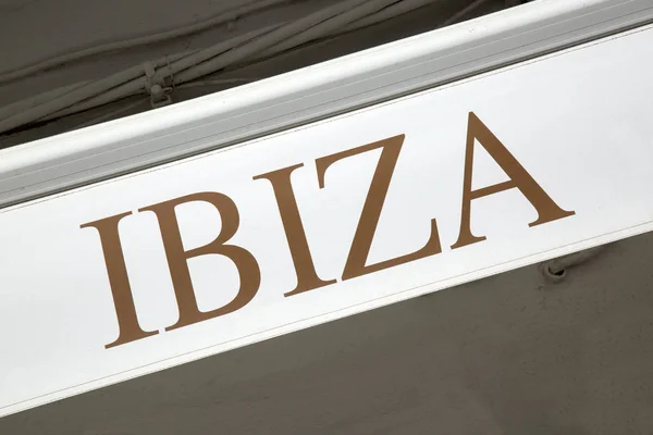 Ibiza jele a kőfal homlokzat — Stock Fotó