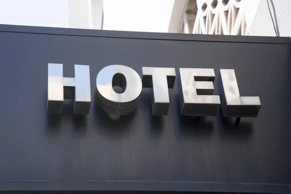 Hotel Sign na budování zdi — Stock fotografie