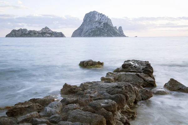 Playa de Hort Cove con Isla Vedra; Ibiza — Foto de Stock