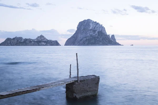 Playa de Hort Cove con Isla Vedra; Ibiza — Foto de Stock