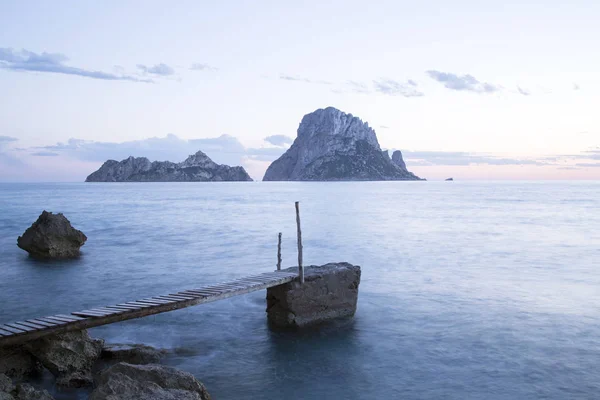 Muelle en Hort Cove Beach; Ibiza — Foto de Stock