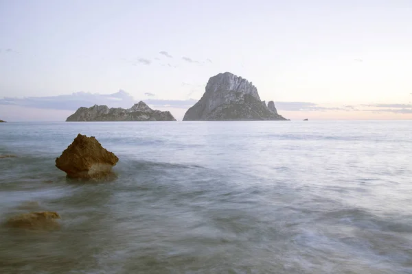 Playa de Hort Cove con Isla Vedra; Ibiza — Foto de Stock