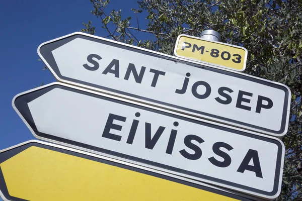 Znak drogowy do kierunku ruchu, Ibiza — Zdjęcie stockowe