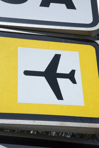 Luchthaven teken op gele achtergrond — Stockfoto