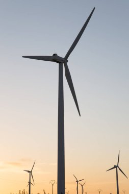 Rüzgar türbinleri alacakaranlıkta, Aragon