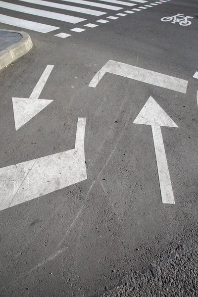 箭头符号在道路交叉口;萨拉戈萨 — 图库照片