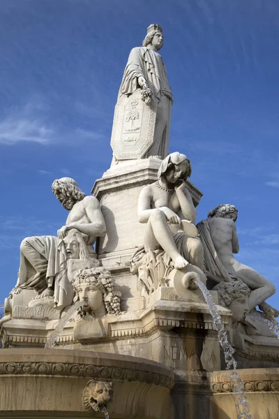 Фонтан Прадье, площадь Шарля де Голля, Нимс — стоковое фото