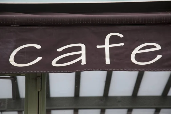 Cafe znak na elewacji budynku — Zdjęcie stockowe