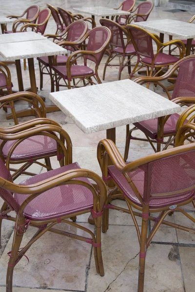 Cafe stoly a židle ve Francii — Stock fotografie