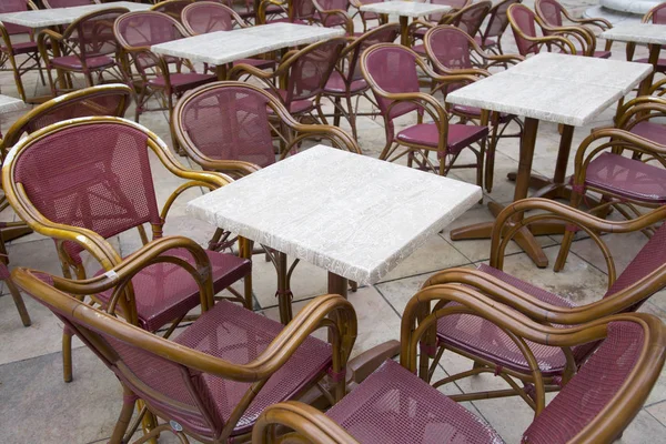 Cafe masa ve sandalyeler Fransa