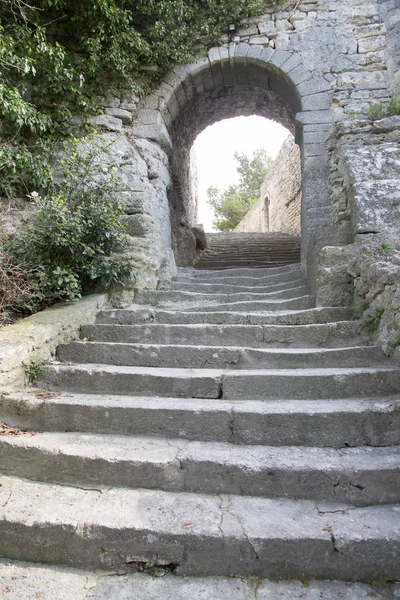 Arco y escaleras en la colina, pueblo de Bonnieux —  Fotos de Stock