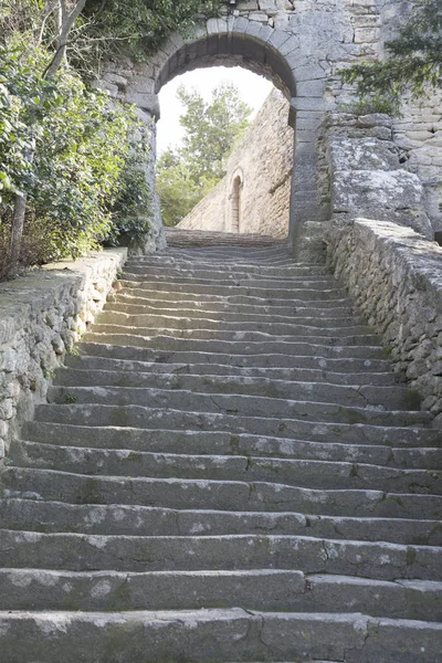 Лестница на холме, деревня Бонньё, Прованс — стоковое фото