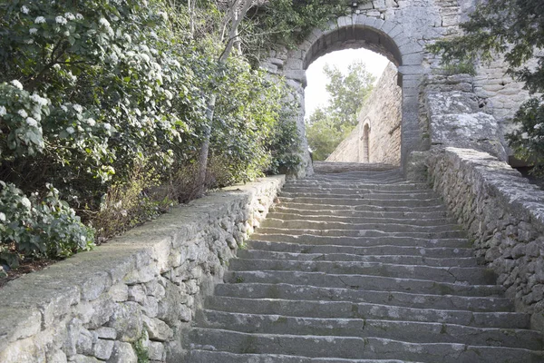 Escaleras en la colina, pueblo de Bonnieux, Provenza —  Fotos de Stock