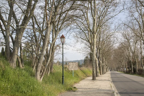 Väg in i byn Lourmarin, Provence — Stockfoto