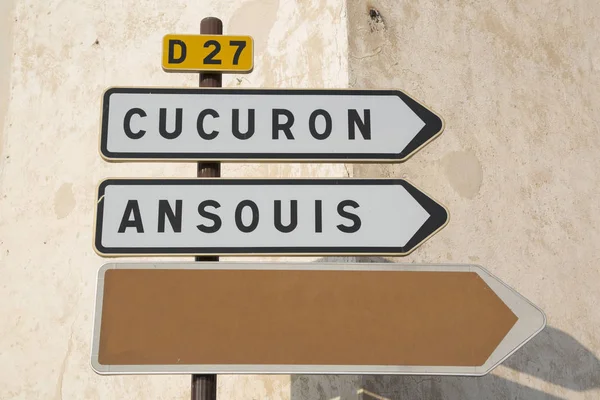 Sinal de Estrada para Cucuron e Ansouis de Lourmarin, Provence — Fotografia de Stock