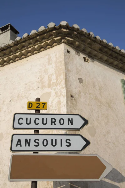 Οδική πινακίδα για Cucuron και Ansouis από Lourmarin, Προβηγκία — Φωτογραφία Αρχείου