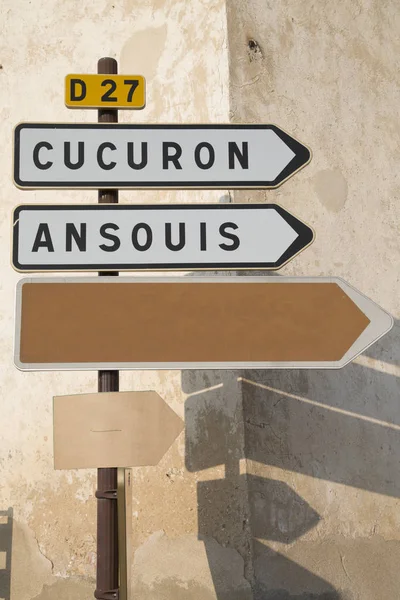 Znak drogowy Cucuron i Ansouis od Lourmarin, Prowansja — Zdjęcie stockowe