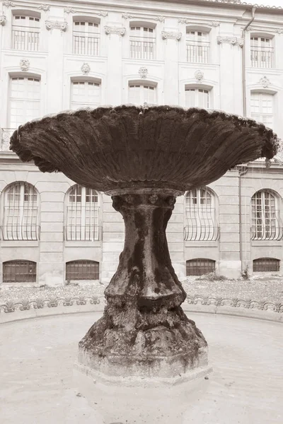 Fountain in D'Albertas Square, Aix-en-Provence — 图库照片
