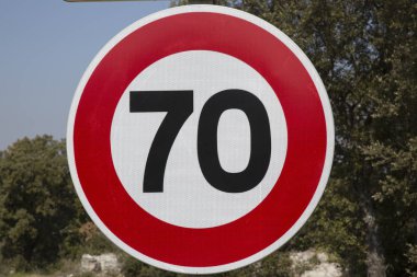 Kırmızı ve beyaz yetmiş hız sınırı işareti