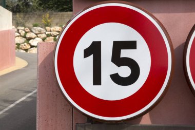 On beş hız sınırı işareti