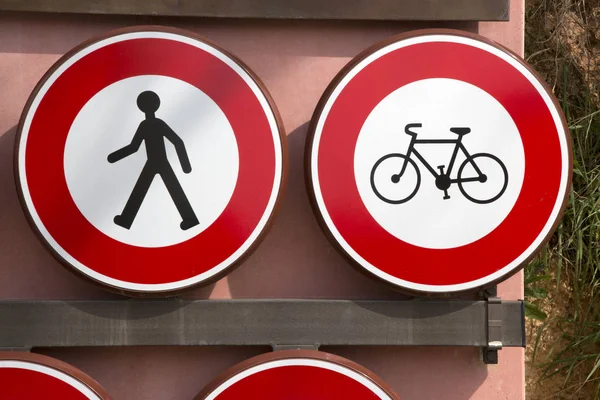 Pěší a kola Zákazová dopravní značka — Stock fotografie