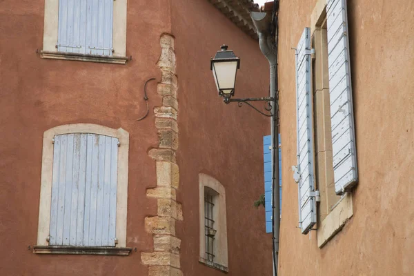 Byggnadens fasad i Roussillon Village, Provence — Stockfoto