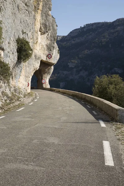 Open Road and Tunnel on Gorges de la Nesque Canyon Pass, Provenc — Stock Photo, Image