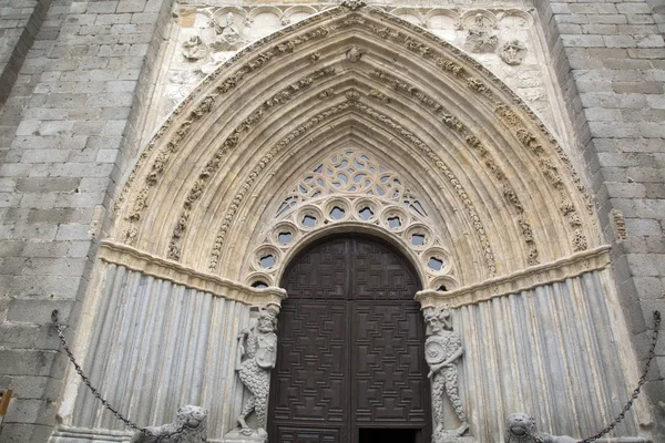 Deur en ingang van Kathedraal kerk; Avila — Stockfoto