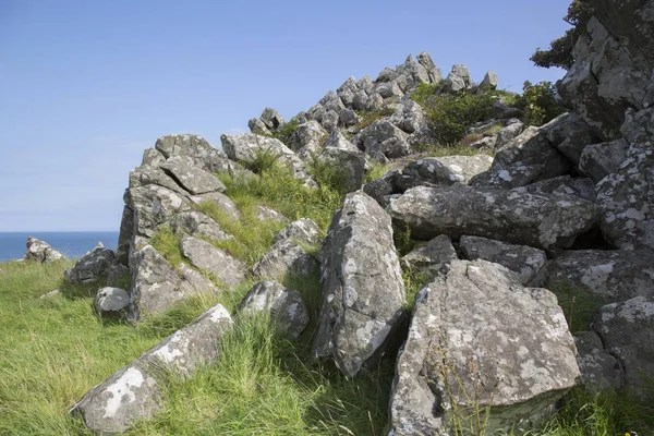 Kayalar Murlough Plajı'nda; County Antrim